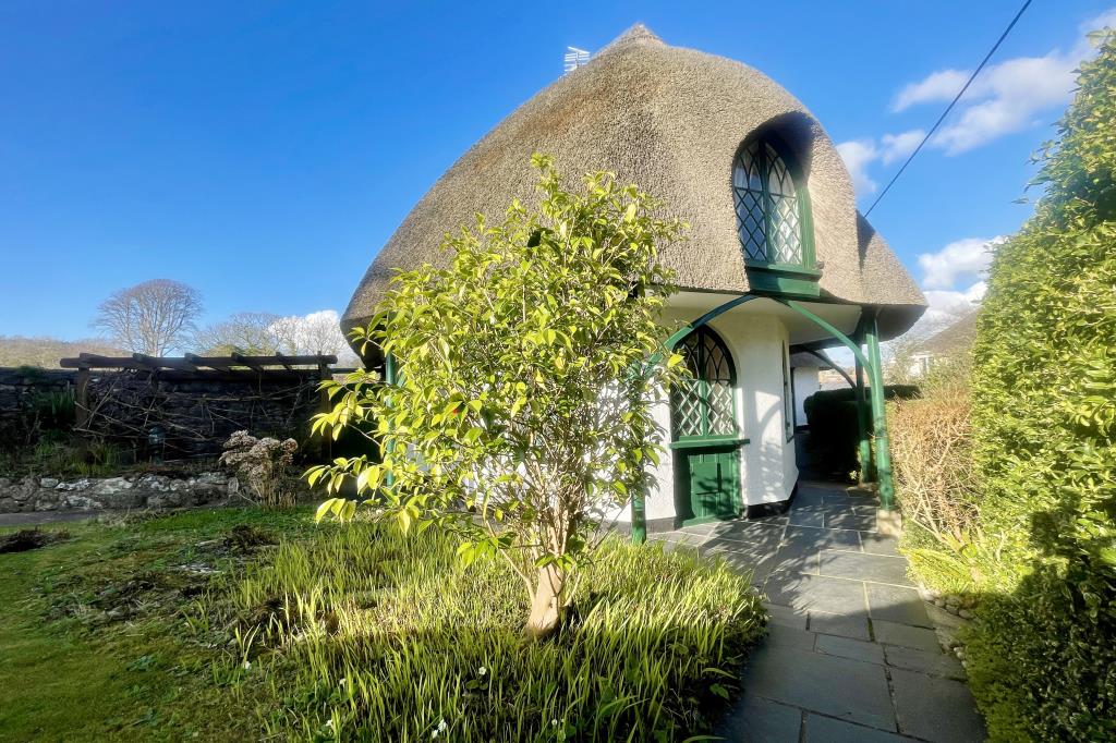 Lot: 99 - CHARMING DETACHED THATCHED COTTAGE FOR UPDATING -